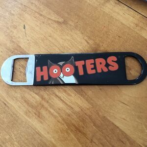 Pre-Owned Hooters Metal Bottle Opener Keychain Owl Logo Bartender Bar Tool